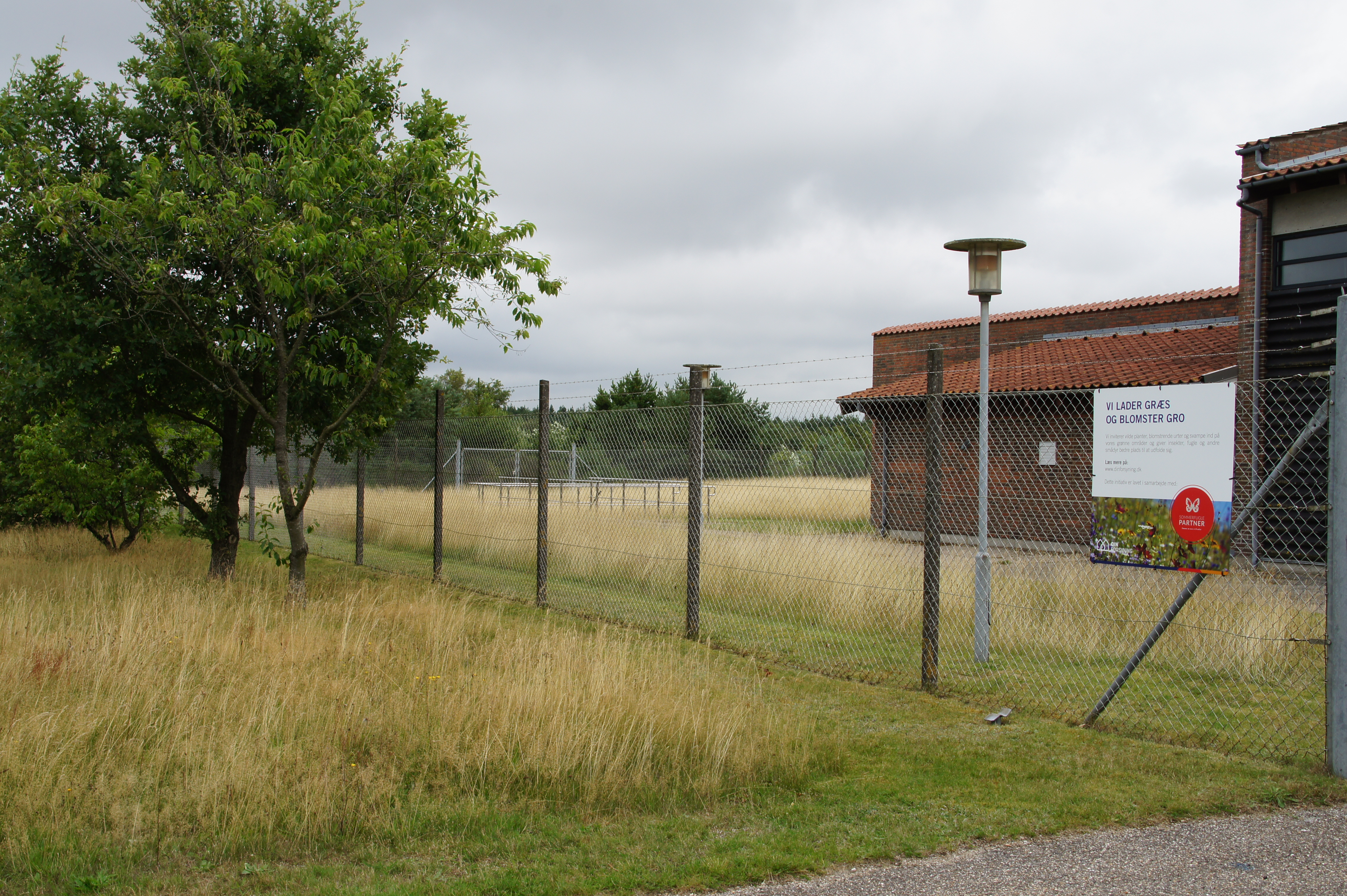 Forum vandværk- En aflang bygning bag et hegn